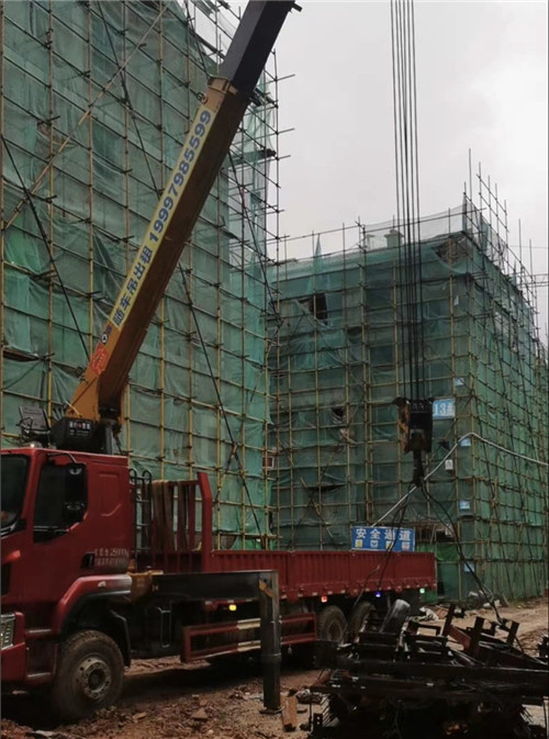 霍山县“慢工细活”—— 吊车的 “微动控制” 技术